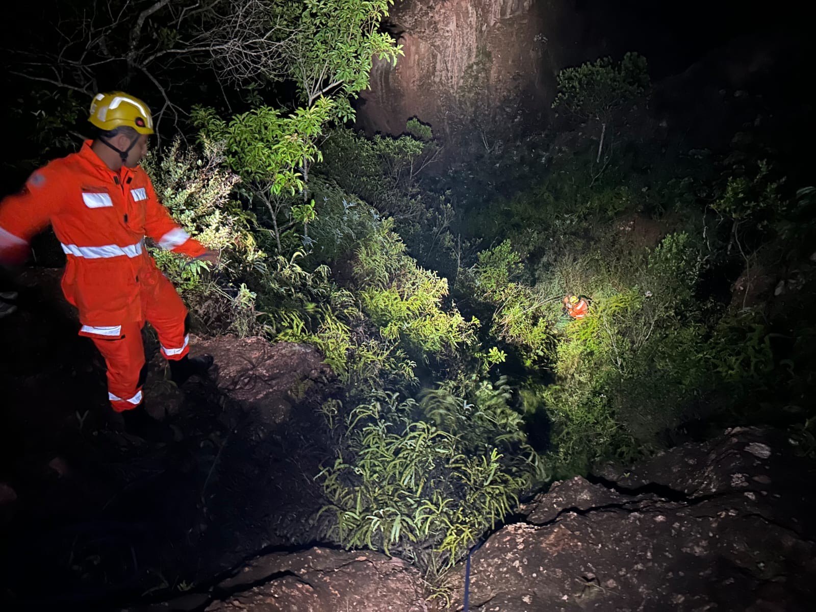 Idoso cai em buraco de 10 metros durante a madrugada no Oeste de Minas