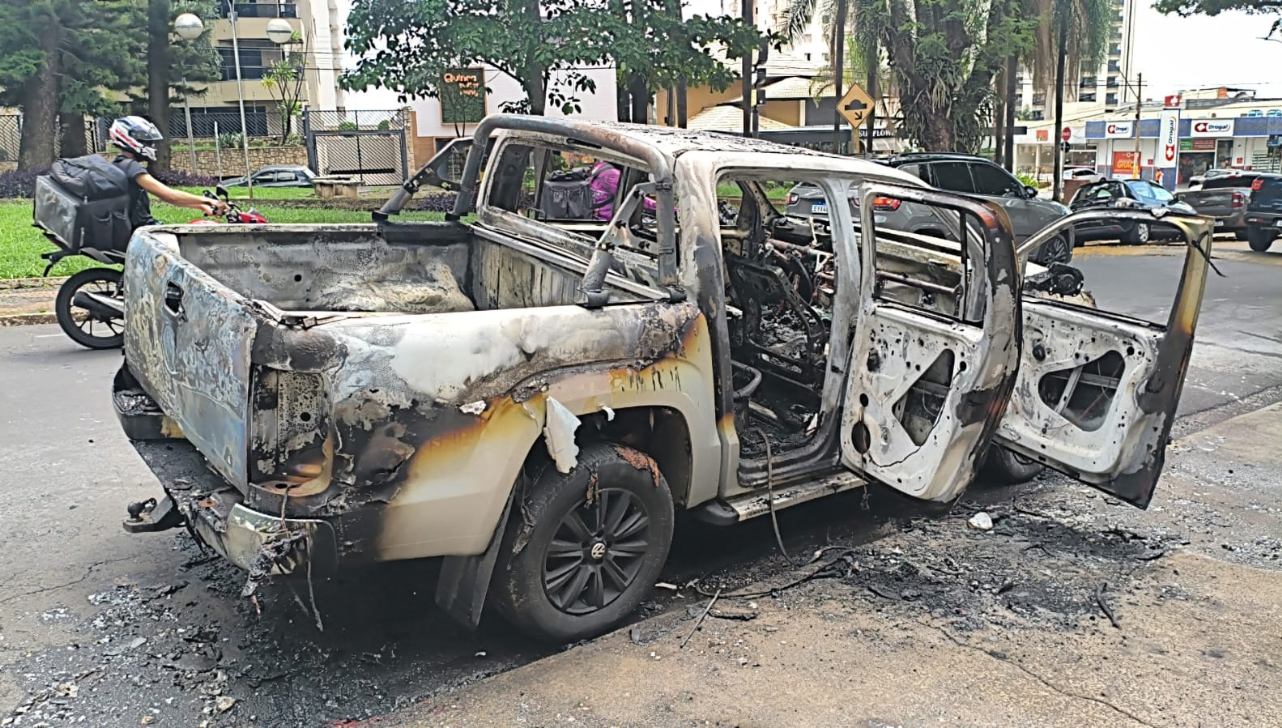 Picape pega fogo no centro de Americana e mobiliza Guarda e Bombeiros