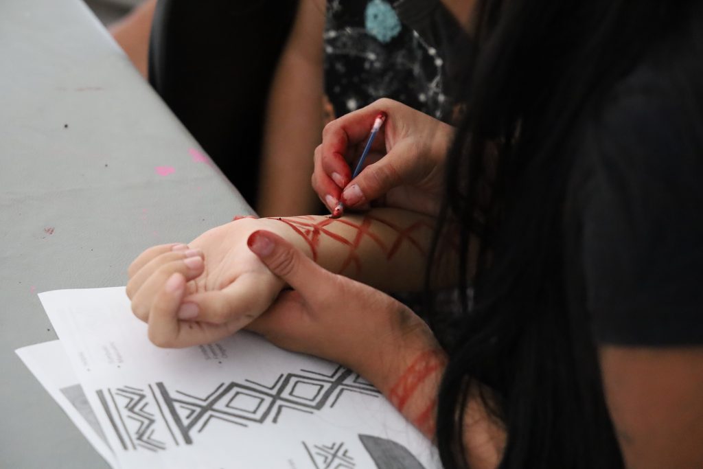 Pinturas indígenas são feitas nos participantes — Divulgação