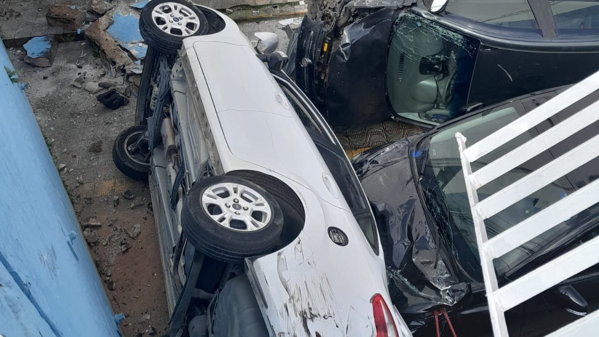 Carro e motorista caem de uma altura de 5m em Aparecida