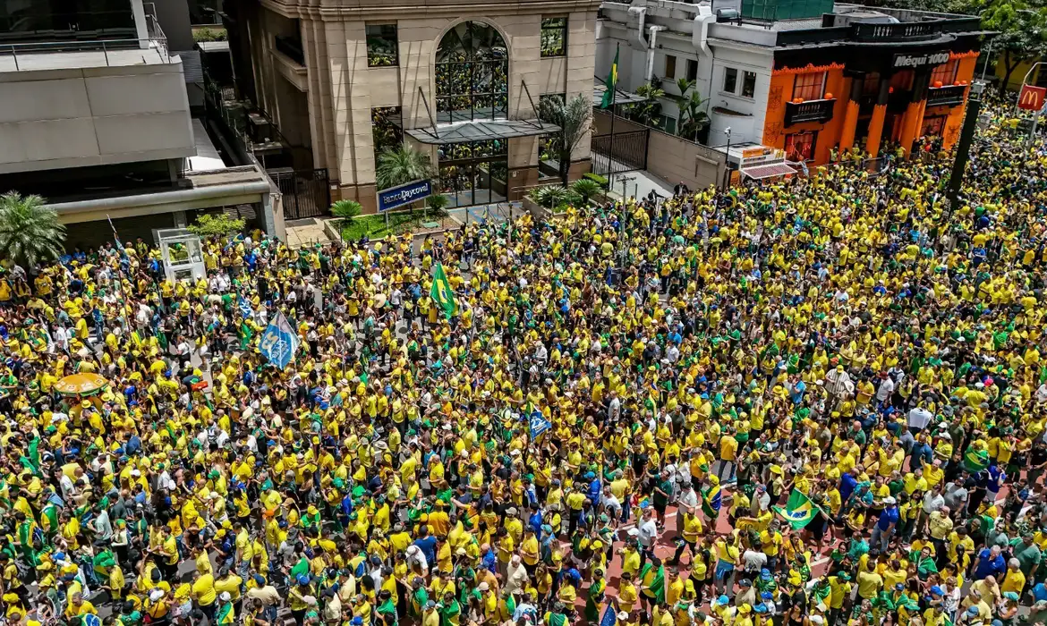 Saída de Flávio Bolsonaro do Brasil abre debate sobre futuro da direita