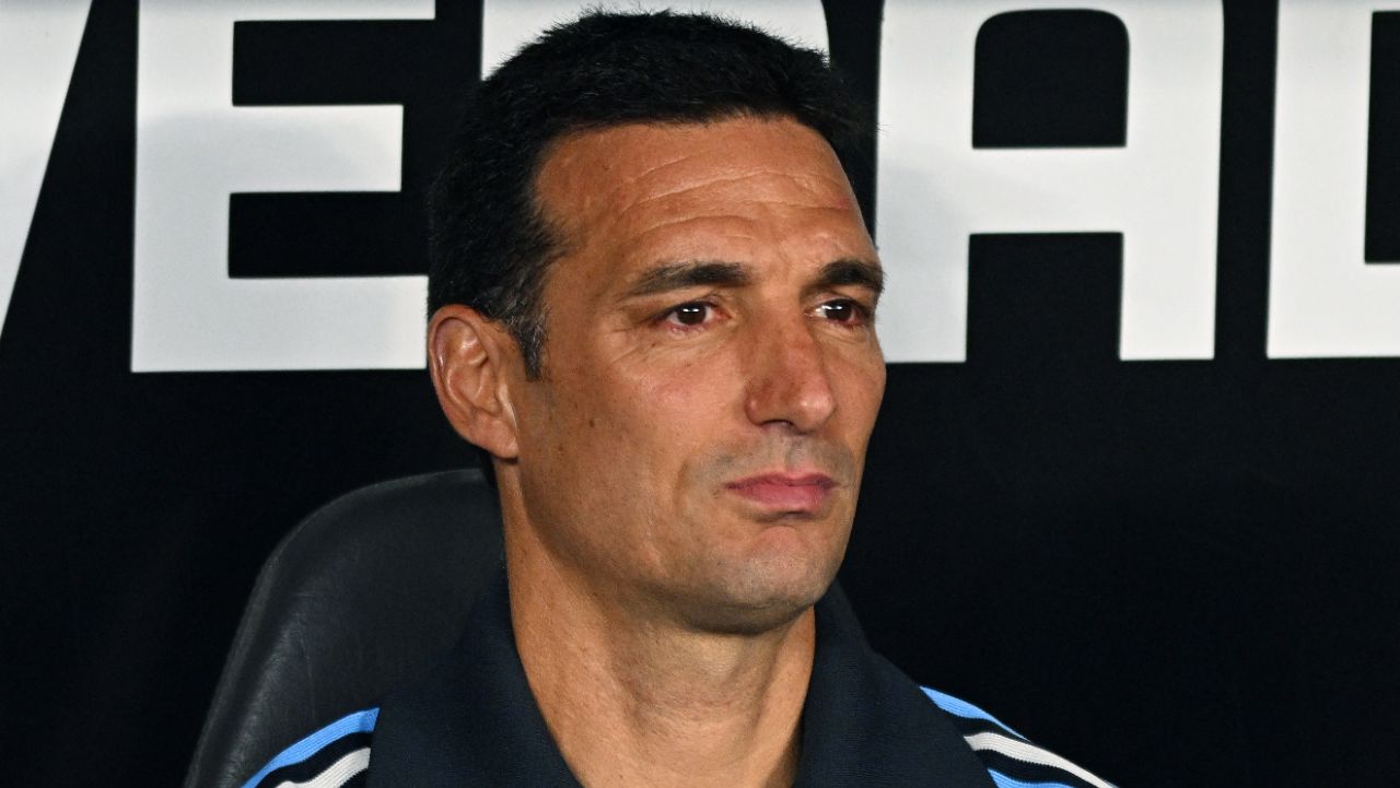 Técnico da Argentina, Scaloni chora durante o hino em despedida de Messi