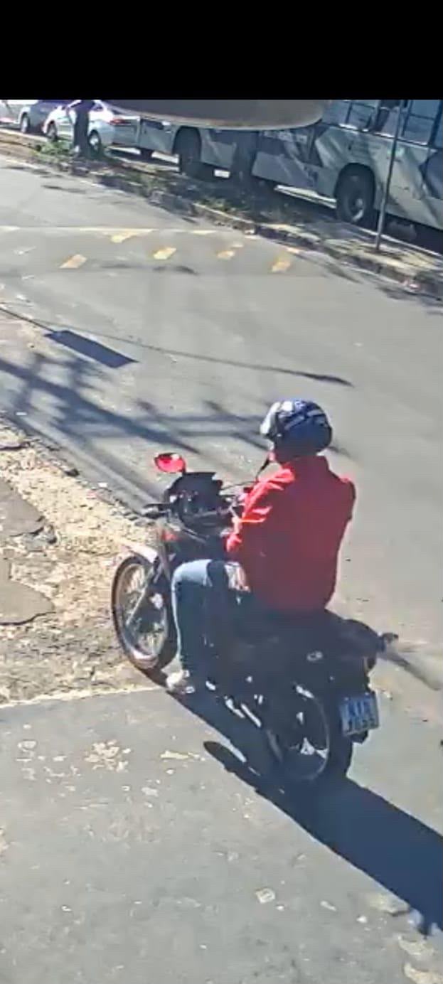 Câmera flagra momento em que motociclista leva celular de jovem de 17 anos