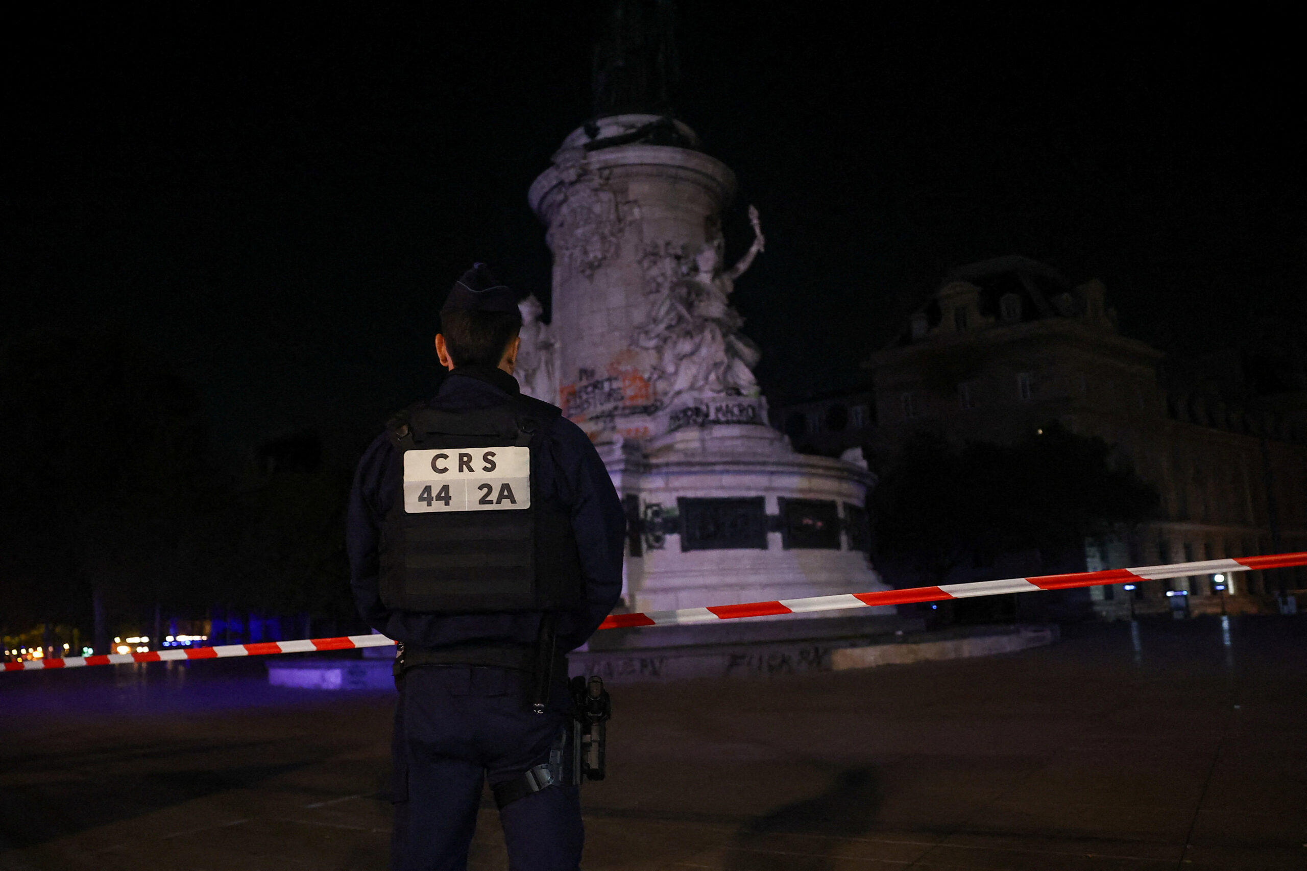 França mantém toque de recolher e restringe circulação em Paris