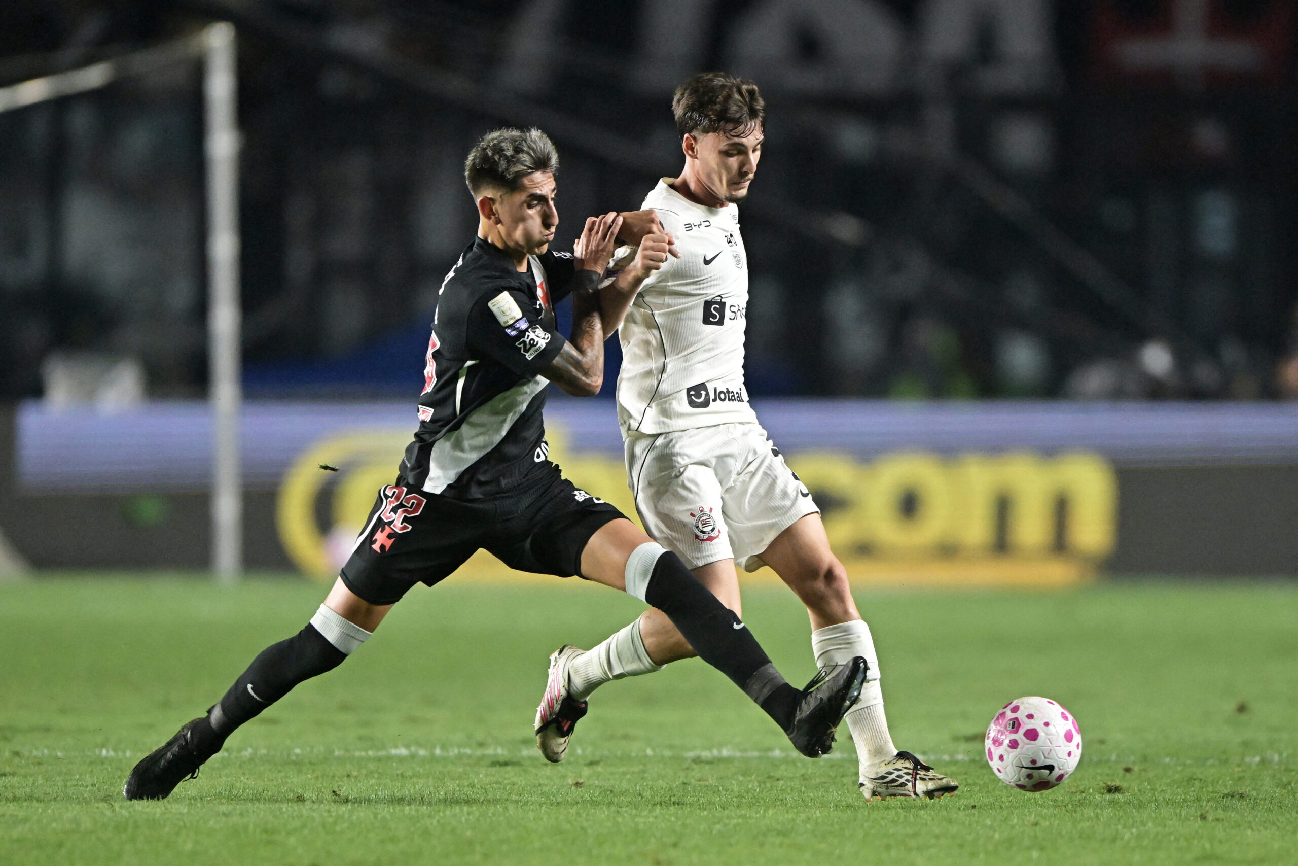 Vasco e Corinthians fazem 'decisão' para fugir do Z4; ouça ao vivo na RB