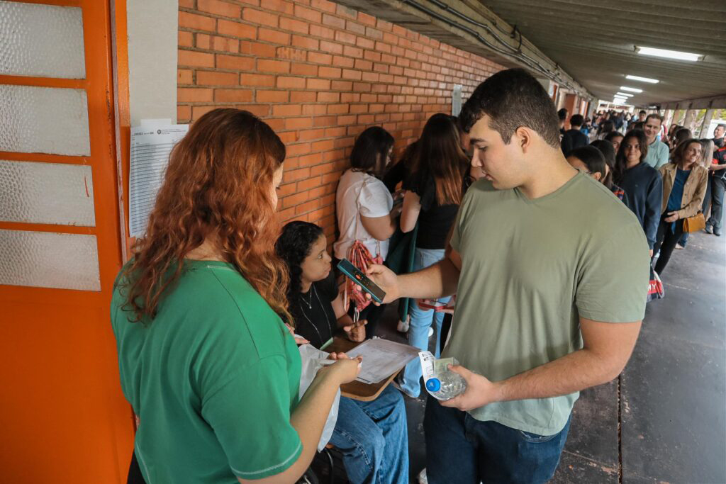 Vestibular UEL 2027 começa domingo em Londrina; veja horários e locais
