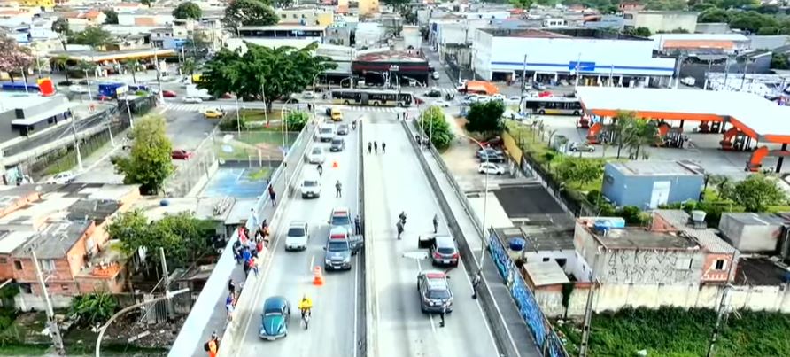 Troca de tiros entre bandidos e PM deixa um morto em viaduto na zona leste de SP