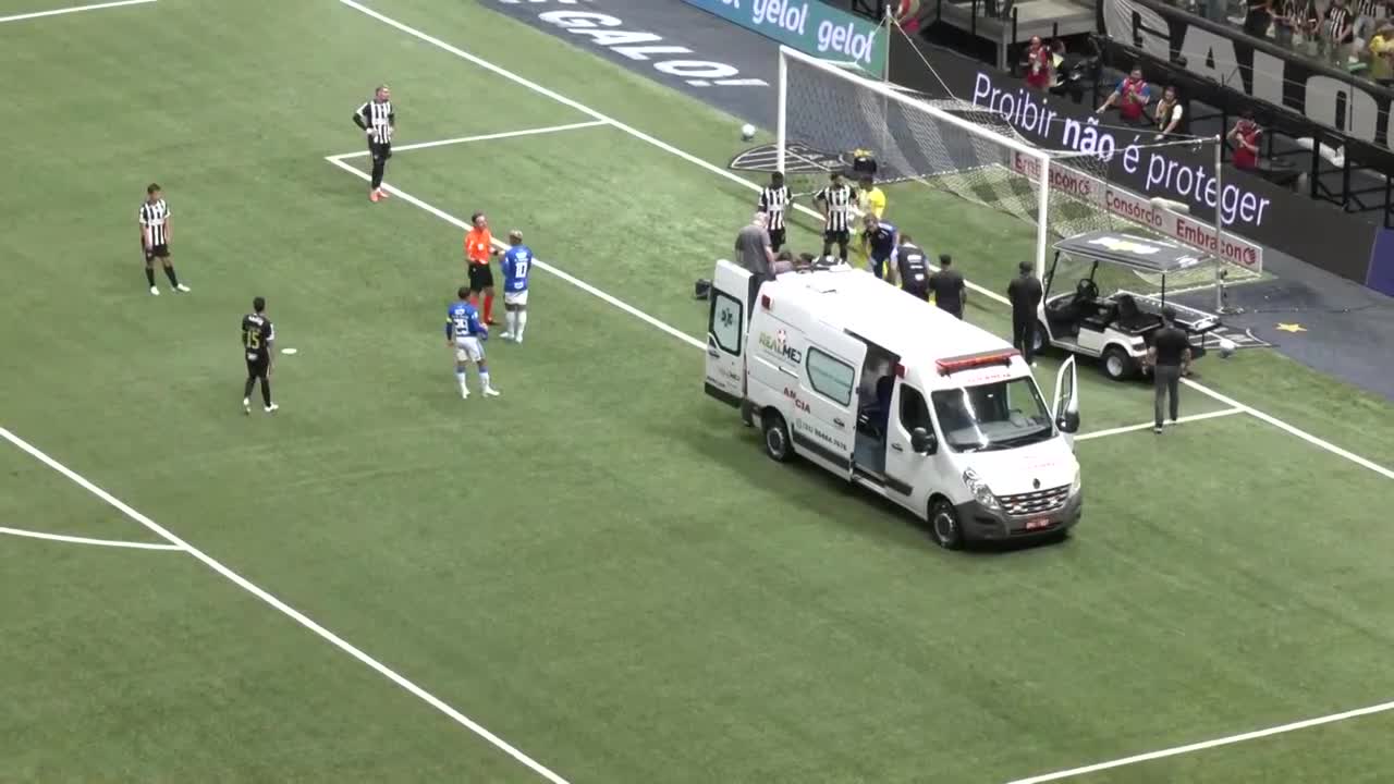 Vitão deixa gramado em ambulância e vira preocupação no Atlético