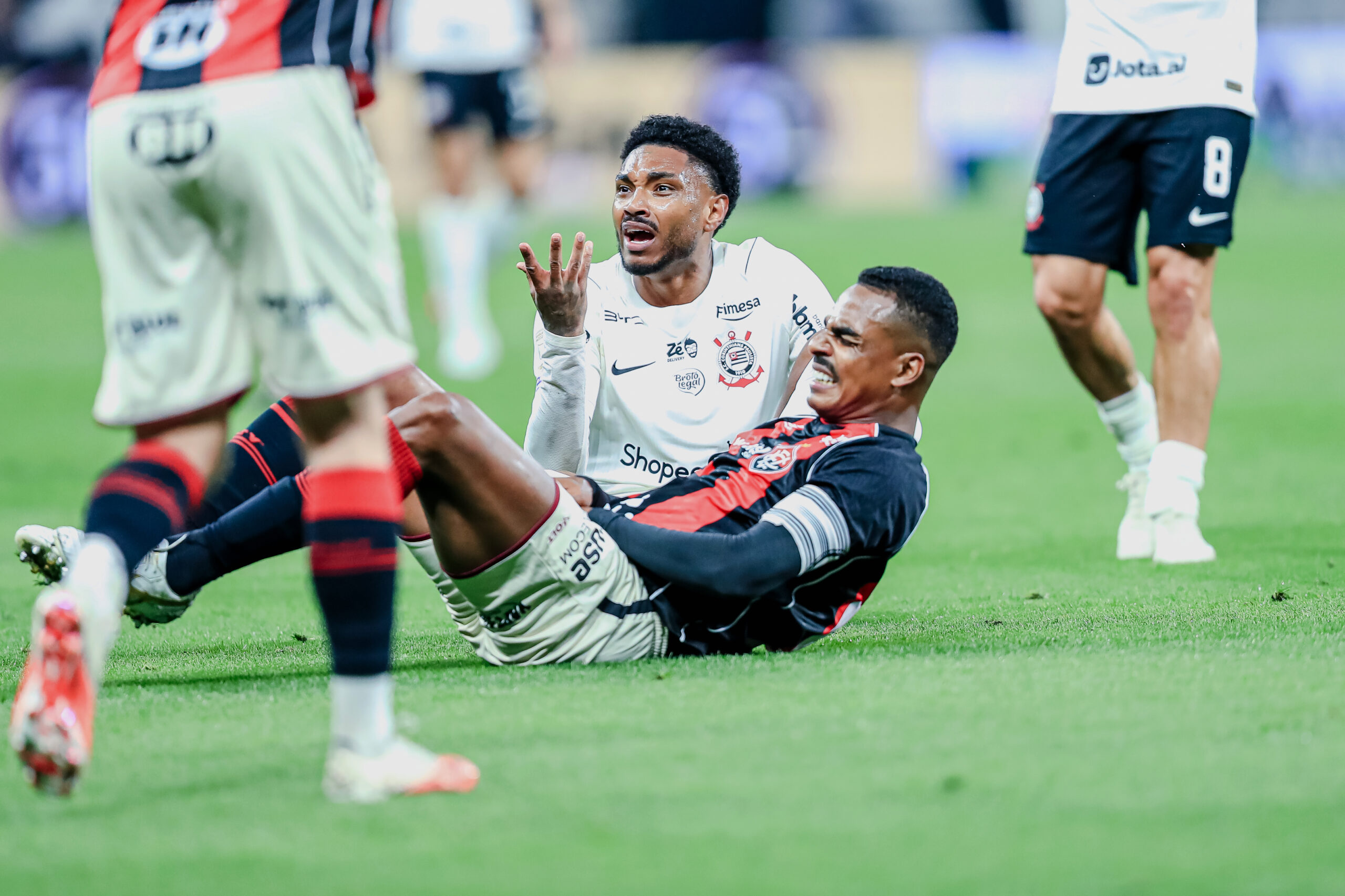 Corinthians pega Vitória e tenta fugir do Z4 em casa; ouça ao vivo na RB
