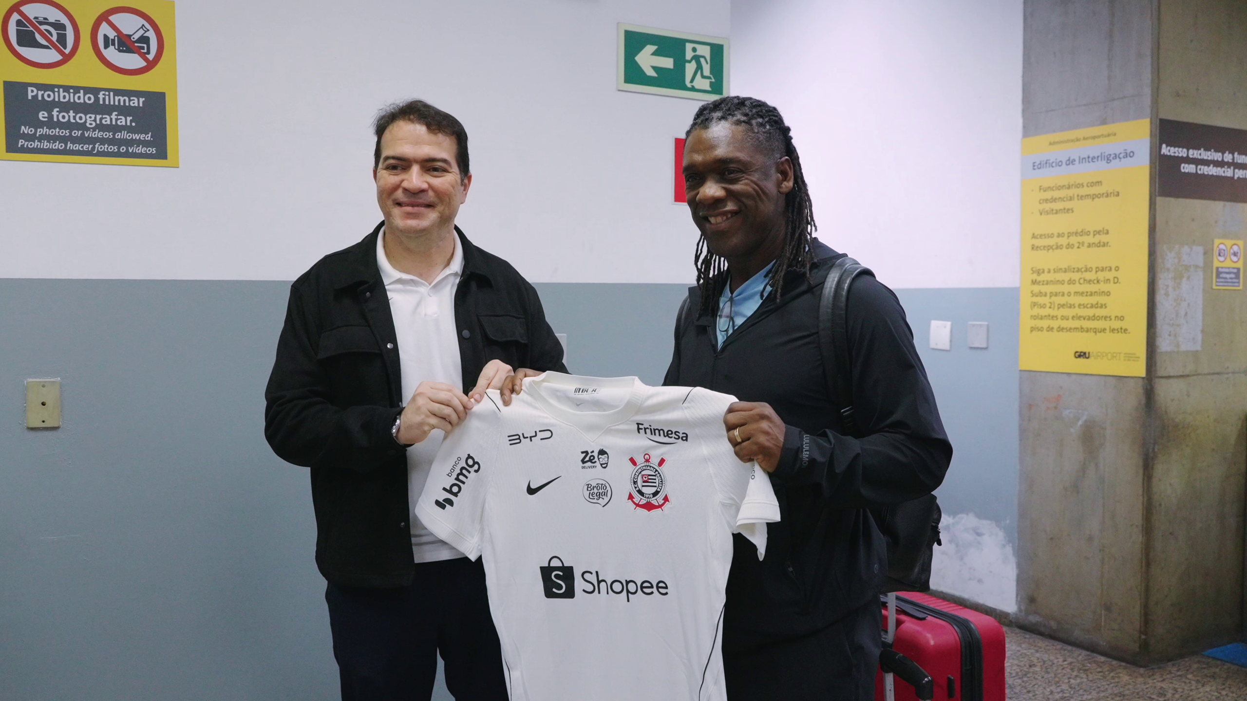 Seedorf chega ao Brasil para comandar o Corinthians; assista