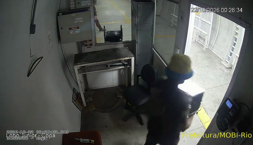 Homens são presos após roubarem escada e bebedouro de Estação do BRT