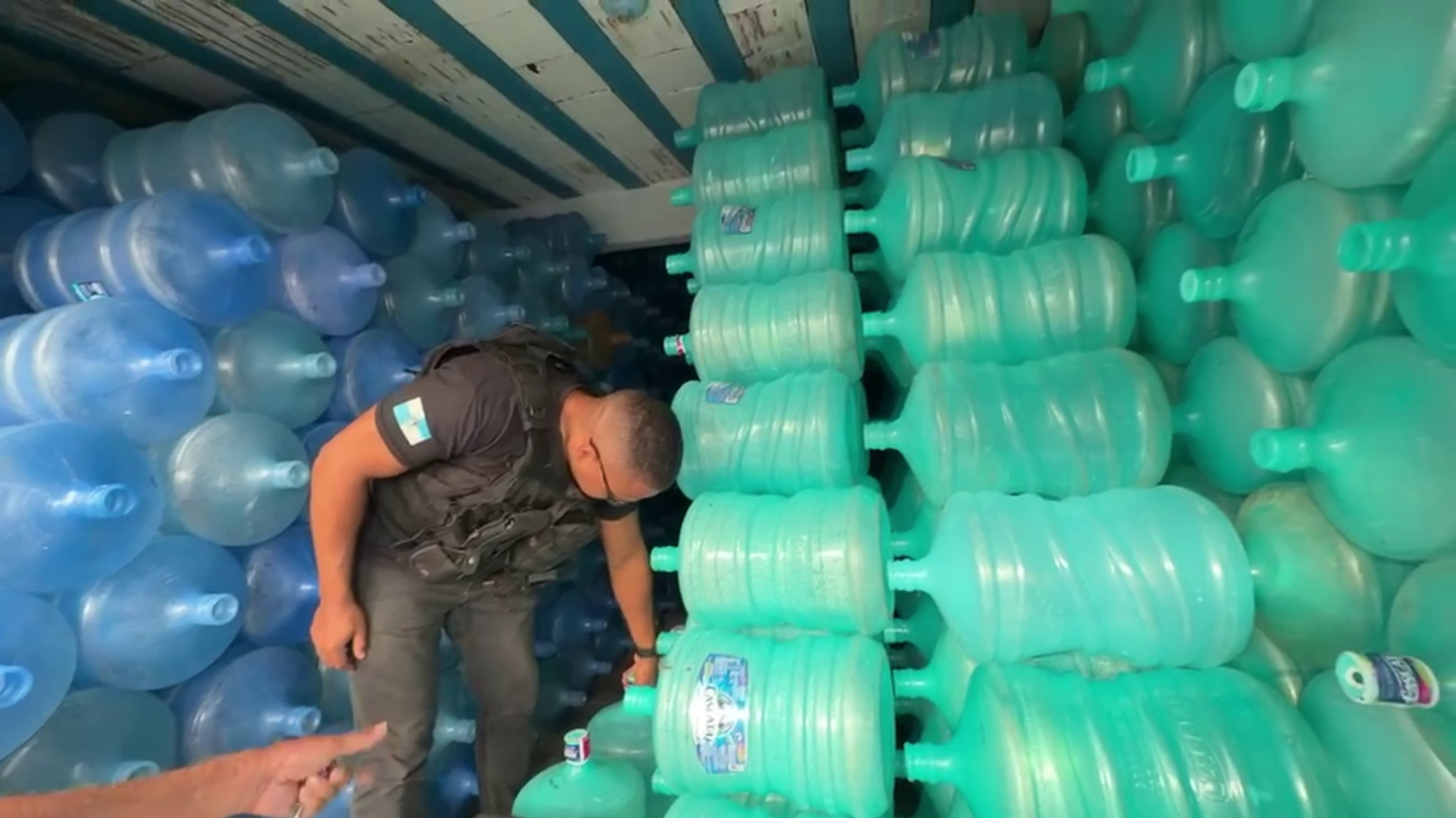 Nova Iguaçu: milícia cobra taxa de segurança e impõe compra de galão d'água