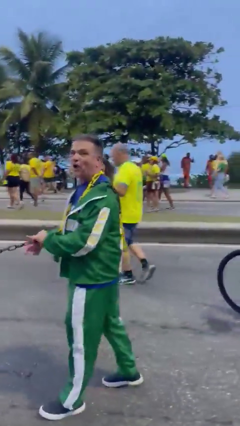Vídeo de homem negro preso por correntes durante ato político é investigado no Rio